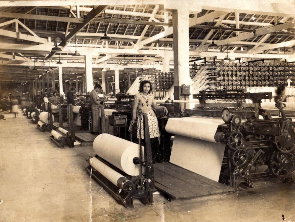 Rapaz produzindo na máquina de estamparia. Rapaz produzindo na máquina de estamparia.